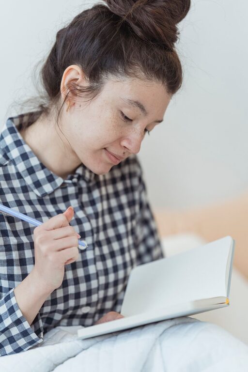Beginner Guide to Journaling Every Day for a Happier Mind